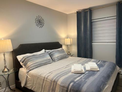 En eller flere senge i et værelse på Modern 2 bedroom, 2 king beds, close to Hwy