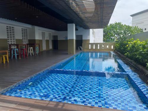 Bazén v ubytování 2 BR Spacious Loft Apartment nebo v jeho okolí