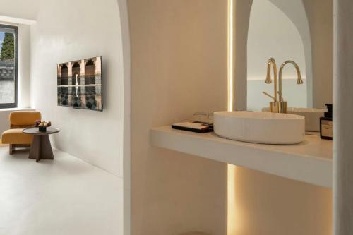 une salle de bain avec un lavabo et un miroir sur un comptoir dans l'établissement 江南赋园林私汤设计师民宿, à Guanqiaocun