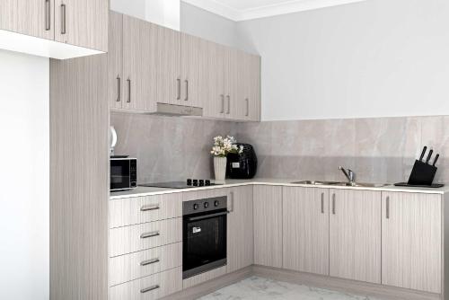 Kuchyň nebo kuchyňský kout v ubytování Bright Detached Double Ensuite Room - Near Top Ryde City Shared Amenities