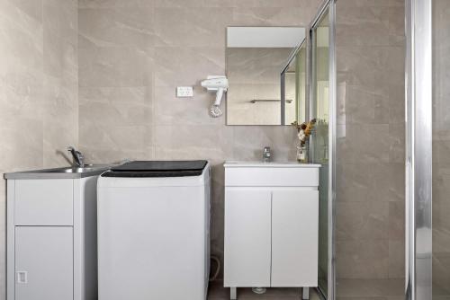 Fotografie z fotogalerie ubytování Bright Detached Double Ensuite Room - Near Top Ryde City Shared Amenities v destinaci Sydney