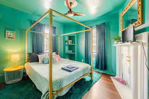 - une chambre avec un lit à baldaquin et un ventilateur dans l'établissement MerManor in Soda Pop District, à Wilmington