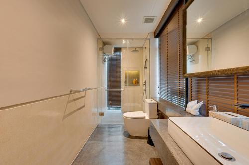 een badkamer met toilet en wastafel bij Luxury 5BR Villa Byrdland Pasisi - Canggu in Canggu