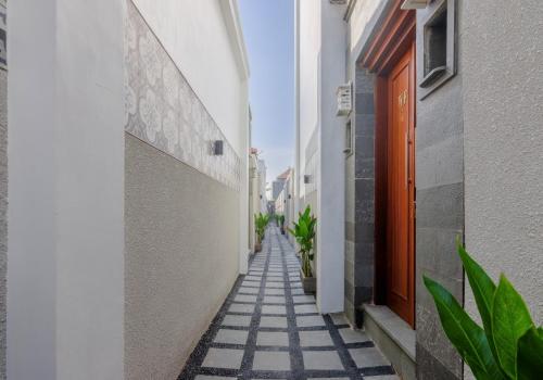 an empty alleyway between two buildings at Winar Villa Canggu in Munggu