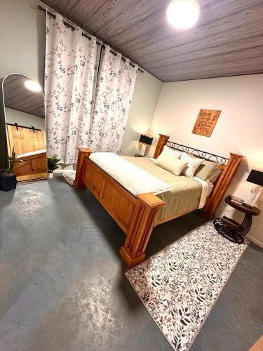 Un dormitorio con una cama grande y una alfombra. en Newly-Built Modern Farmhouse in Lewistown, MT, en Lewistown