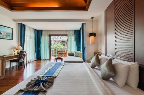 Un pat sau paturi într-o cameră la Railay Village Resort and Spa