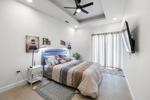 a bedroom with a bed and a ceiling fan at 3BR lovely Townhouse in McAllen in McAllen