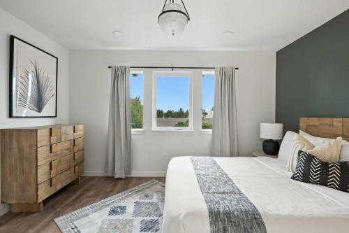 ein Schlafzimmer mit großem Bett und Fenster in der Unterkunft 5BR at The Adelynn - Luxury Build - Walk to All in Portland