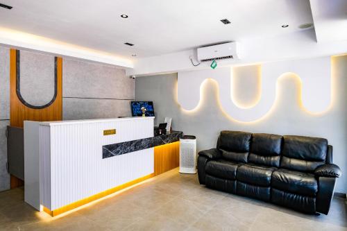 a leather reclining chair in a waiting room at Urbanview Tiana Residence Nagoya Batam by Reddoorz in Nagoya