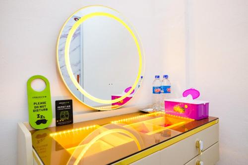 a dressing room with a mirror and a dresser at Urbanview Tiana Residence Nagoya Batam by Reddoorz in Nagoya