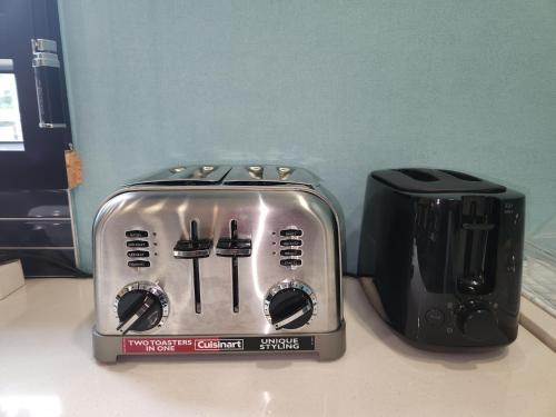 a toaster and coffee maker sitting on a counter at 호텔 시그니처 in Yangsan