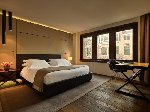 Ένα ή περισσότερα κρεβάτια σε δωμάτιο στο Conservatorium Hotel