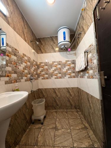 a bathroom with a toilet and a sink at Hotel JB Residency Zirakpur Chandigarh # Large Rooms # Balcony Rooms # Top Rated in Zirakpur