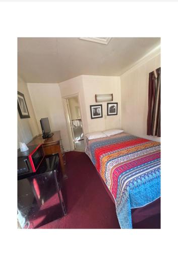 una camera da letto con un letto con una coperta colorata di KoBala Lee High Inn a Fairfax