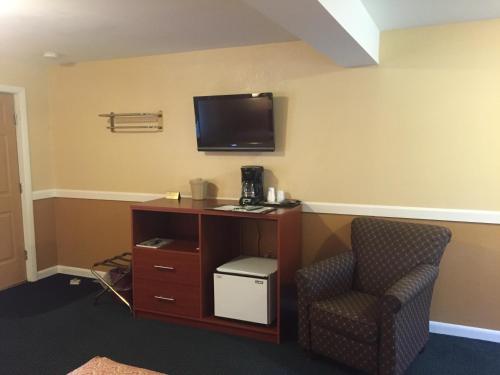 Télévision ou salle de divertissement dans l'établissement Briarcliff Motel