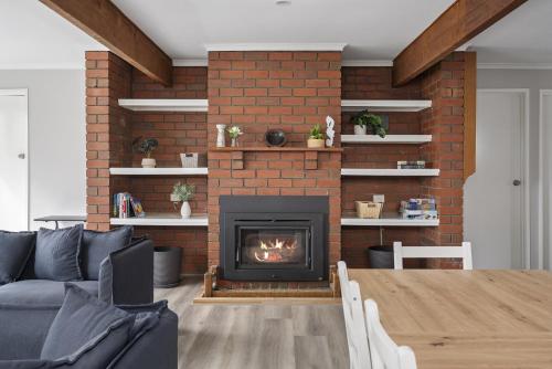 Posezení v ubytování Family Retreat with Fireplace and Garden Views