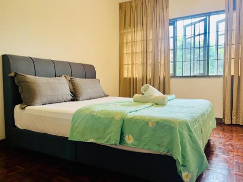 Postel nebo postele na pokoji v ubytování Egypt concept Bukit Tinggi Homestay