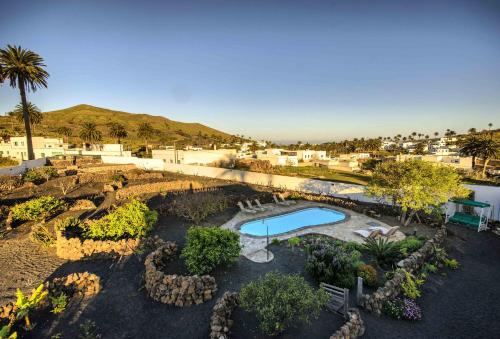 uma vista aérea de um resort com uma piscina em Casa Rural Villa Lola Y Juan em Haría