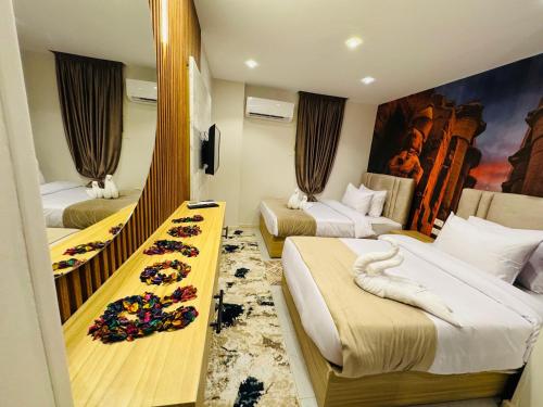 Un ou plusieurs lits dans un hébergement de l'établissement Rehana Pyramids Hotel