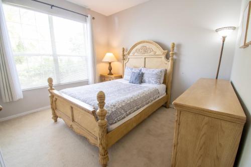 une chambre avec un grand lit et une fenêtre dans l'établissement Oasis at the famous Southern Dunes golf course, à Haines City