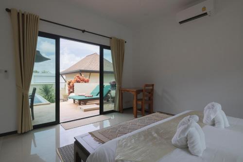 En eller flere senge i et værelse på Foxtail Palm Villa