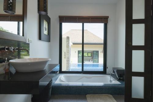 Et badeværelse på Foxtail Palm Villa