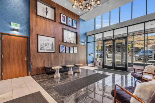 Posezení v ubytování Walk to Deer Valley Resort Adjoining Condo Rooms