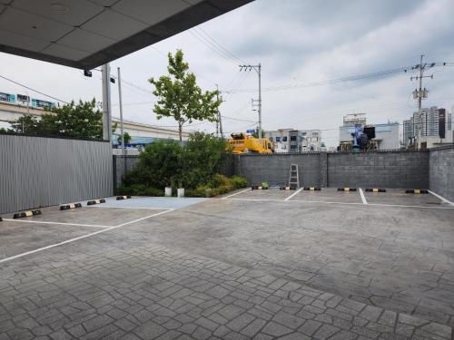 an empty parking lot with a crane in the background at 호텔 시그니처 in Yangsan