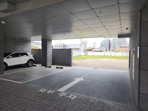a white car parked in a parking lot at 호텔 시그니처 in Yangsan