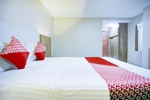 Postel nebo postele na pokoji v ubytování OYO 94772 Gapura Hotel