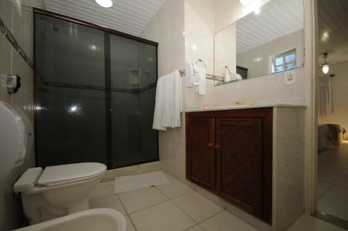 een badkamer met een toilet, een douche en een wastafel bij Pousada Areias Brancas in Búzios
