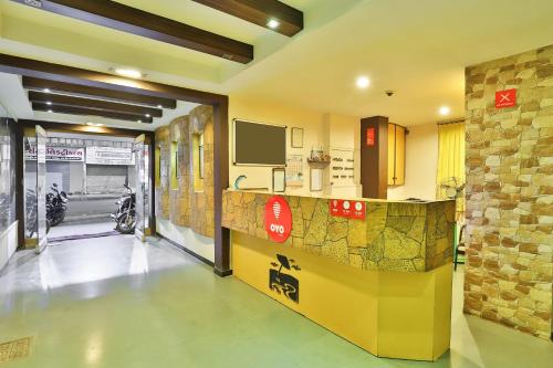 Uma TV ou centro de entretenimento em Hotel O Nova Nildeep