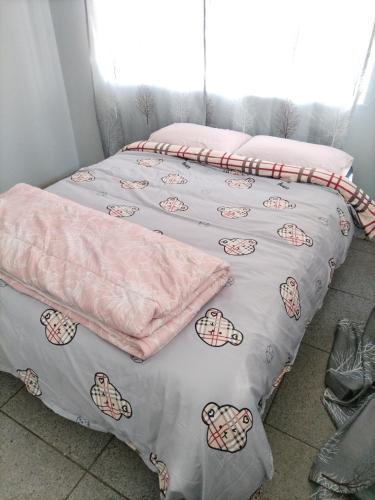 2 camas con kitty Hello en una habitación en Foxtrot Guest House, en Pretoria