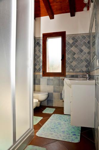 Ένα μπάνιο στο ISS Travel, Stazzu Fioritu - ground floor apartments with sea view