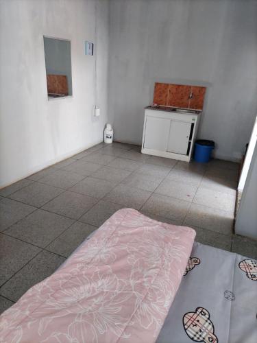 una habitación con una cama en el suelo y un mostrador en Foxtrot Guest House, en Pretoria