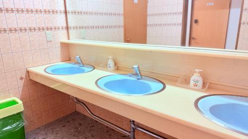 a bathroom with two sinks and a mirror at 民泊御座岬 Minpaku Gozamisaki in Goza