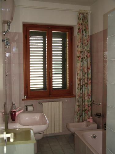 a bathroom with two sinks and a pink tub at Arco di San Francesco in Atri