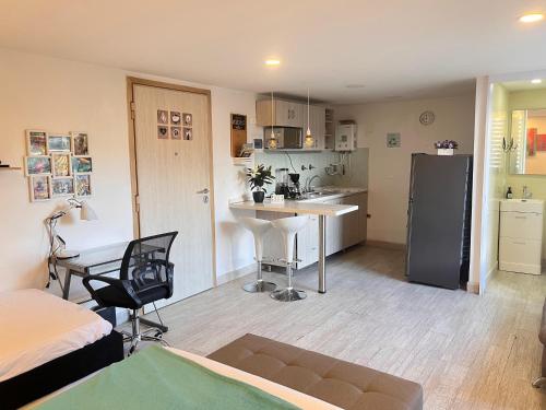 Kuchyň nebo kuchyňský kout v ubytování MedalloHost ApartaSuite Poblado 207 -809