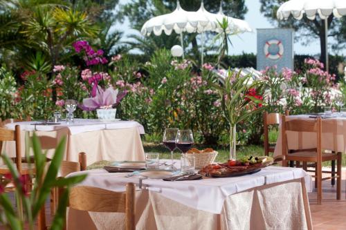 a table with glasses of wine and a bowl of fruit at Fattoria Maremmana in Marina di Grosseto