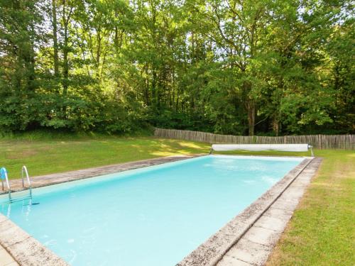 Impressive restored farmhouse with private pool surrounded by woodsの敷地内または近くにあるプール