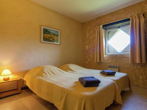 une chambre avec deux lits et une fenêtre dans l'établissement Mansion in Aquitaine with Private Pool, à Campsegret