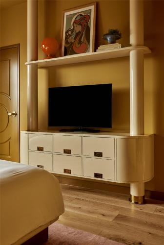 TV a/nebo společenská místnost v ubytování Hotel Genevieve, part of JdV by Hyatt