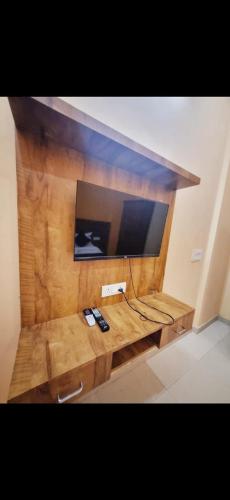 Kuchyň nebo kuchyňský kout v ubytování Hotel Vrindavan - The Premium Krishivaa - Near Prem Mandir - Chaar Dhaam -