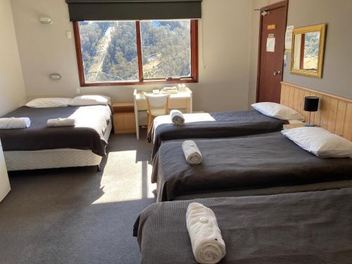 Ένα ή περισσότερα κρεβάτια σε δωμάτιο στο Winterhaus Lodge Thredbo Village