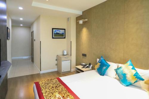 Кровать или кровати в номере 50100 Hotel