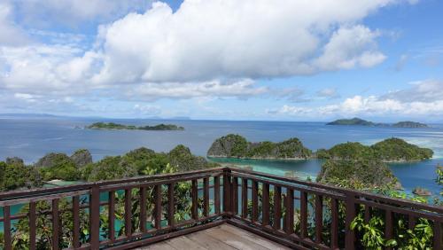 a view of the ocean from a balcony at OMBAR Homestay in Minyaifuin