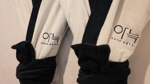 a person wearing black and white gloves on a wall at Aank Ryokan Hotel Paju in Paju