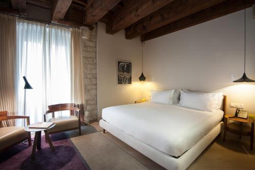 A bed or beds in a room at Mercer Hotel Barcelona