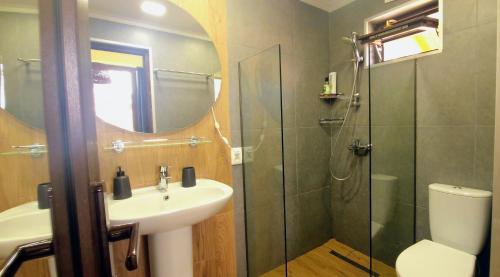 un bagno con lavandino, doccia e WC di Beachfront 4-bedroom home in Kaprovani pine forest a Ureki
