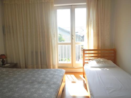 Un pat sau paturi într-o cameră la Apartments and Rooms Oražem Zoro
